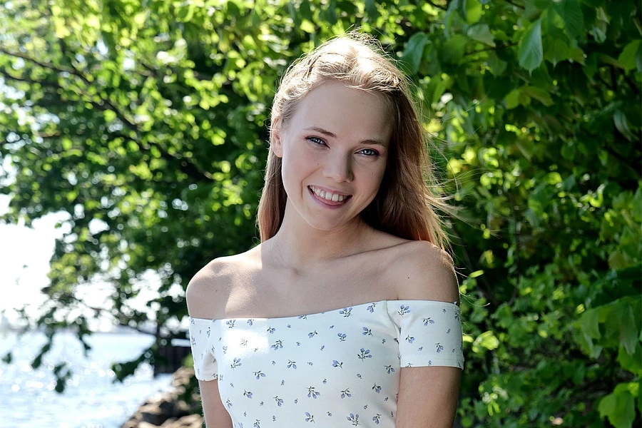 Luise Wixx Feels The Warm Breeze Of Summer Desire