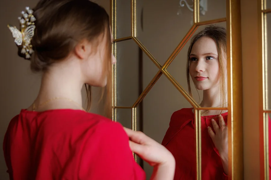 Mirror Captures Zuzanna Pulling Dress Higher And Spreading Wide