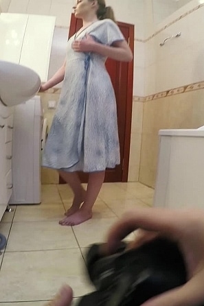 2019-02-02-emma-fantazy-wc-pissing-backstage