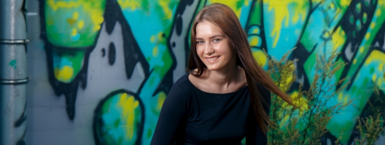 2019-09-27-sanija-student-of-faculty-of-chemistry-poses-naked-at-graffiti-wall