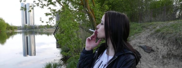 2020-01-10-paula-sexy-big-boobs-girl-smokes-at-the-river