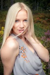 Esmay naked blonde outdoor session Preview picture 1