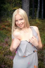 Esmay naked blonde outdoor session Preview picture 3