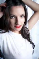 Laura red lips Preview picture 1