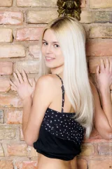 Amelia Flava Bends Forward And Reveals Her Bare Skin Preview picture 4
